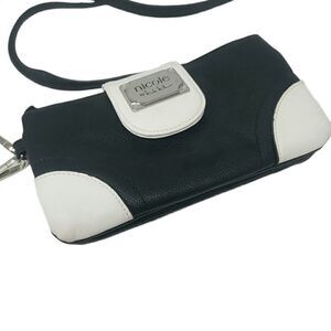 NICOLE BY NICOLE MILLER CROSSBODY BAG. BLACK AND WHITE.